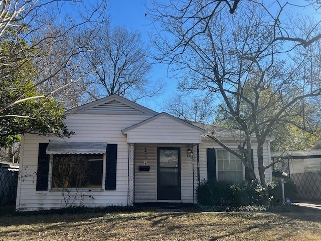 view of front of property featuring a front lawn