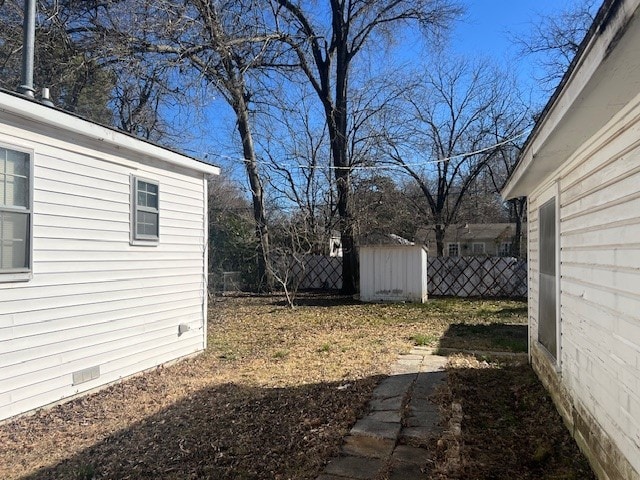 view of yard with a storage unit