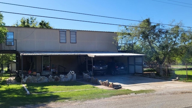 view of front facade featuring a carport and a front lawn