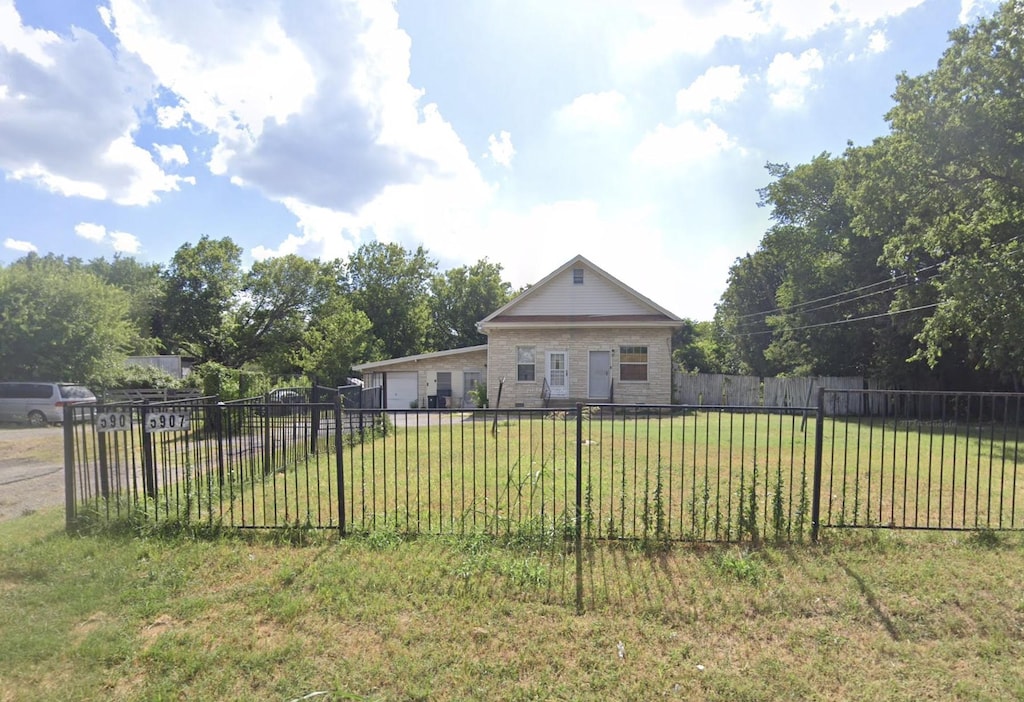 view of front of house featuring a front lawn