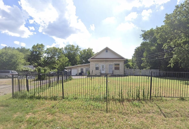 view of front of house featuring a front lawn