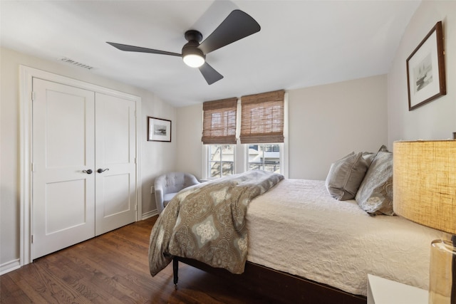 bedroom featuring ceiling fan, dark hardwood / wood-style flooring, and a closet