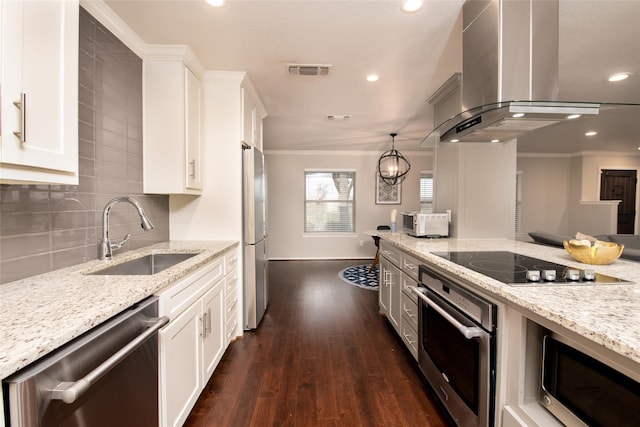 6813 Valhalla Rd, Fort Worth, TX 76116 - kitchen with stainless steel appliances, island range hood, a sink, crown molding, and baseboards