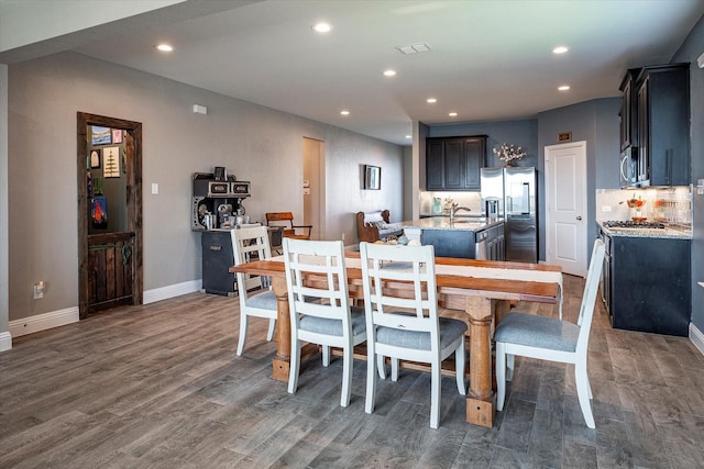 dining space with dark wood-style floors, baseboards, visible vents, and recessed lighting