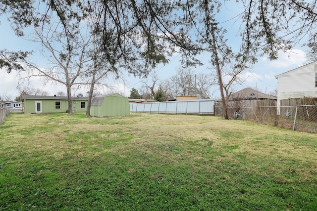 view of yard featuring a storage shed