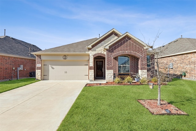 view of front of house featuring a garage and a front yard