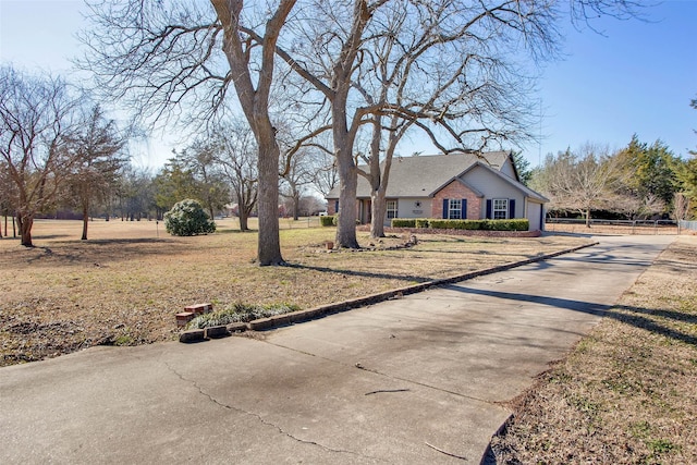 view of front of property featuring a front lawn