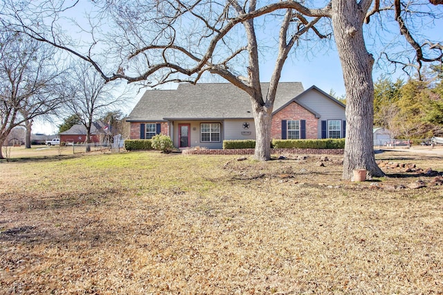 view of front of house featuring a front lawn