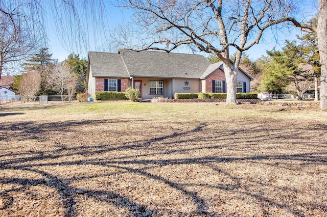 ranch-style home featuring a front lawn