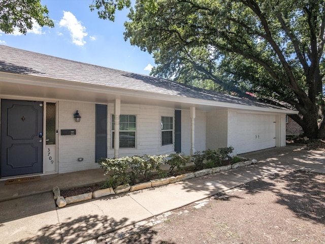 view of front facade with a garage