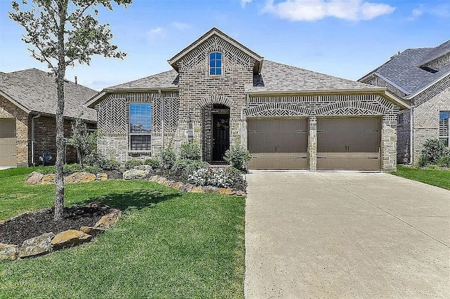 view of front facade featuring a garage and a front yard