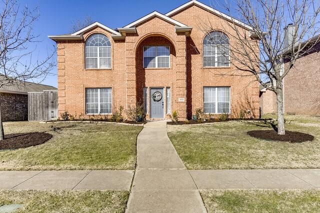 view of front of home with a front yard