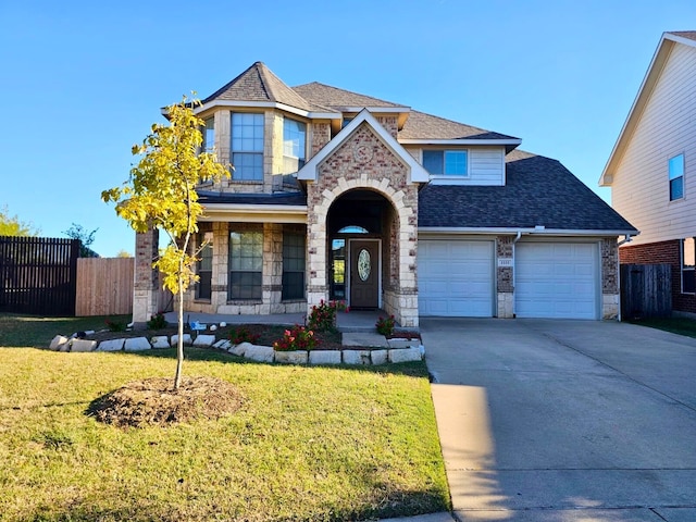 view of front of property featuring a front lawn