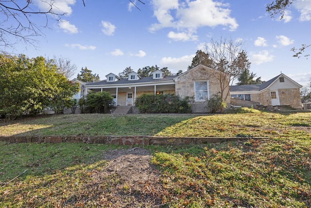 view of front facade featuring a porch and a front lawn