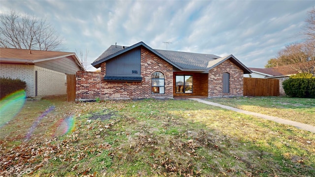 view of front of home featuring a front lawn