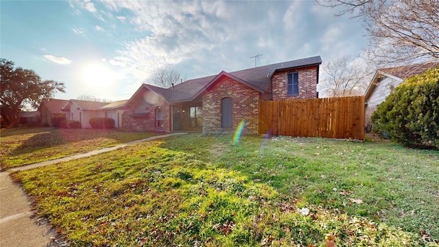 view of front of property featuring a front lawn