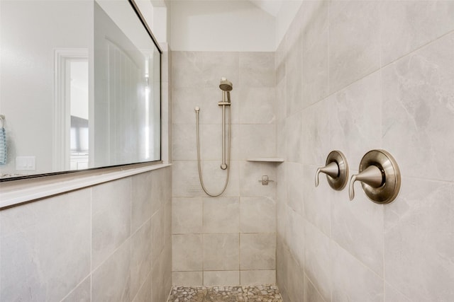 bathroom featuring tiled shower