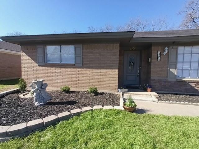 view of front facade featuring a front yard