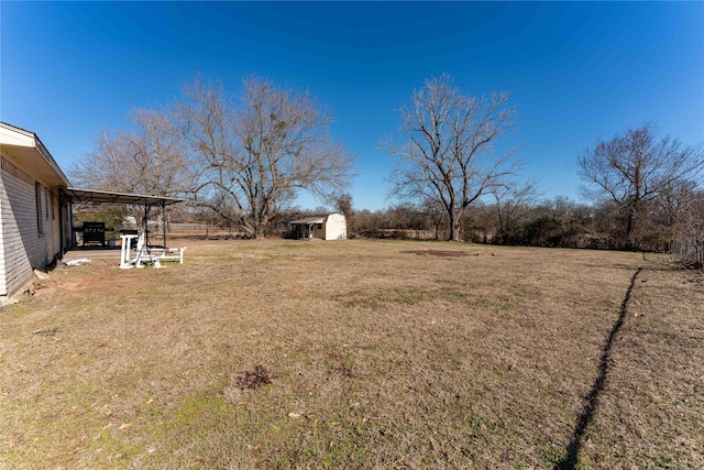 view of yard with a shed