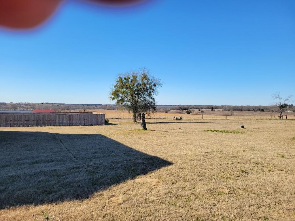 view of yard featuring a rural view