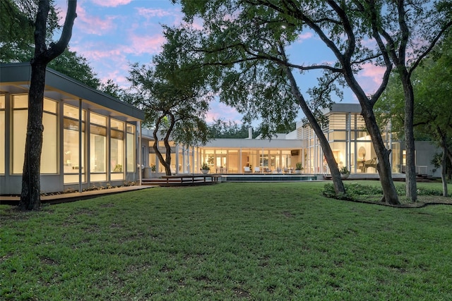 view of yard at dusk