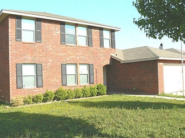 view of front of property with a front lawn