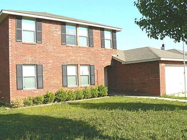 view of front of home with a front lawn