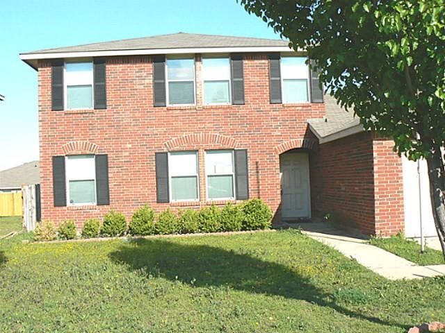 view of front of house with a front lawn