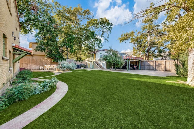 view of yard featuring a patio