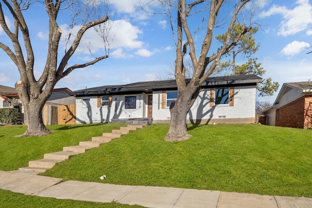 view of front of property featuring a front yard