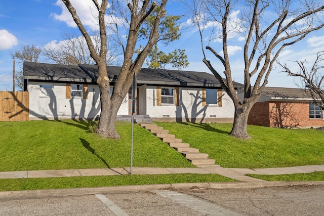 view of front of house featuring a front lawn