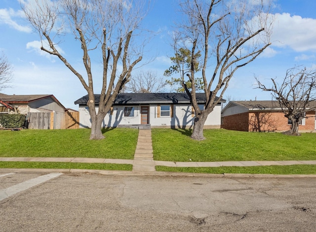 view of front of property featuring a front yard