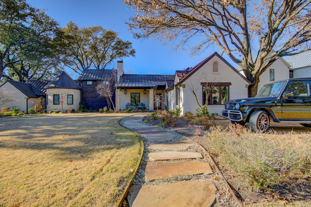 view of front of home featuring a front yard