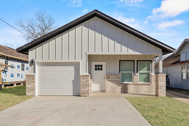 view of front of property with a front yard