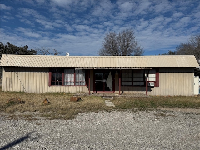 view of front facade with metal roof