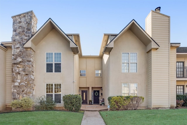 view of front of property featuring a front lawn