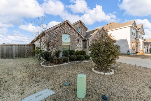 view of front of property featuring a front yard