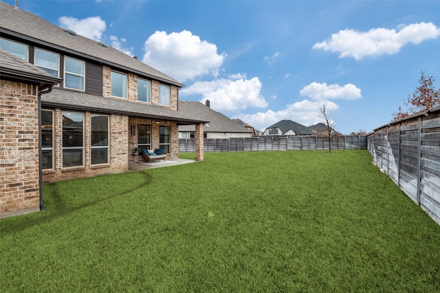 view of yard featuring a patio area