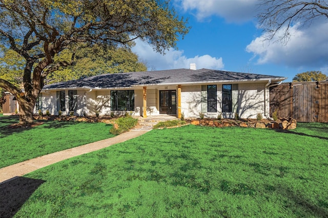 ranch-style house featuring a front yard