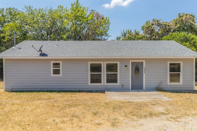 ranch-style house featuring a front yard