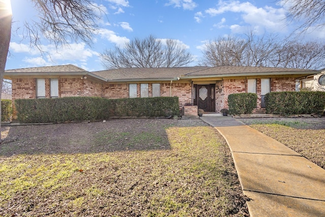 ranch-style house featuring a front lawn