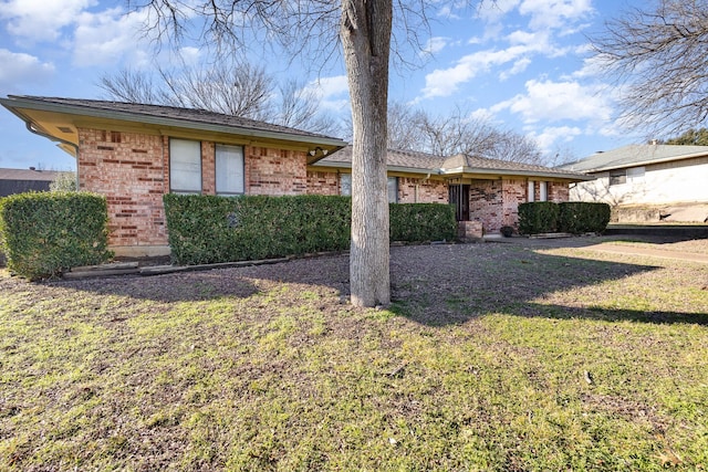 view of front facade with a front yard