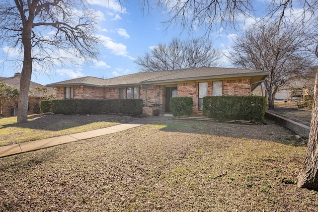 single story home with a front lawn