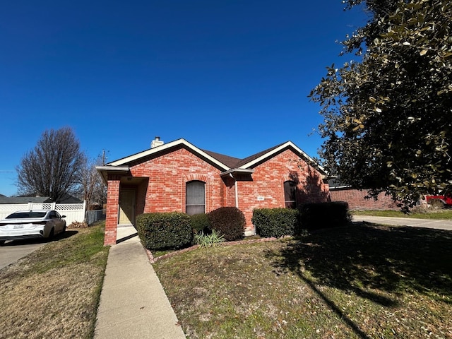 single story home with a front lawn