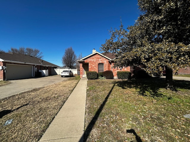 ranch-style house featuring a front lawn