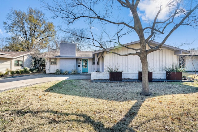 view of front of property featuring a front lawn