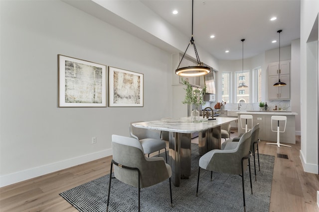 dining space with visible vents, light wood-style flooring, recessed lighting, and baseboards