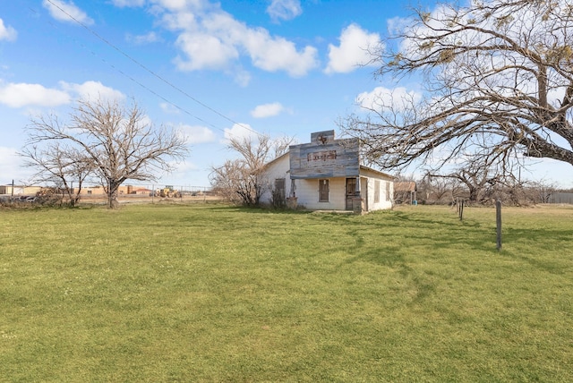 view of yard featuring a rural view