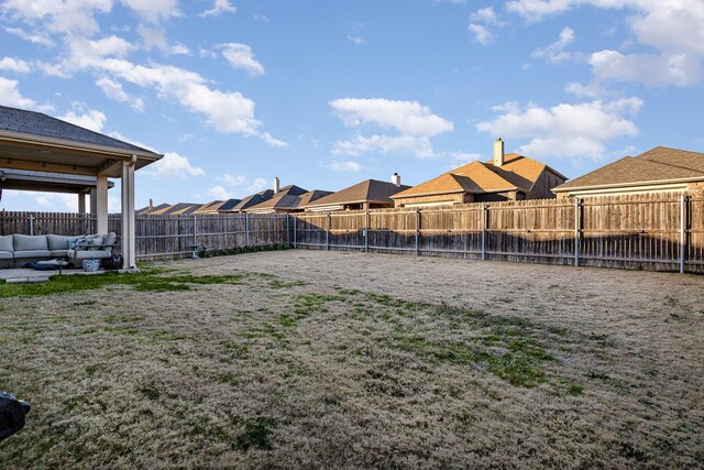 view of yard with outdoor lounge area