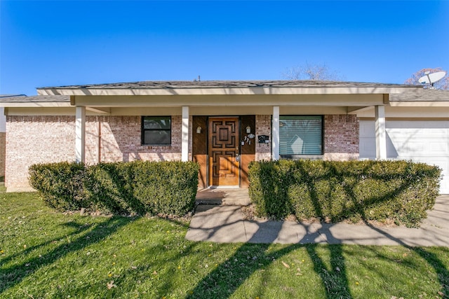 entrance to property featuring a yard and covered porch